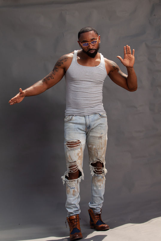 D'Lai performing